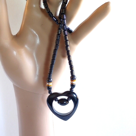 VINTAGE HEMATITE HEART SHAPE PENDANT NECKLACE 18" LONG - Picture 6 of 7